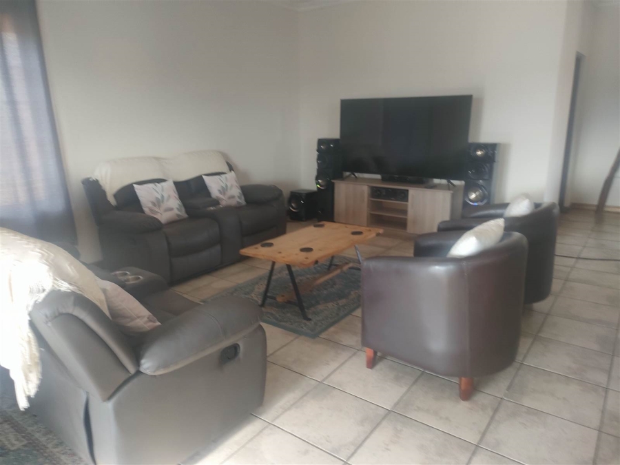 To Let 3 Bedroom Property for Rent in Meerhof North West