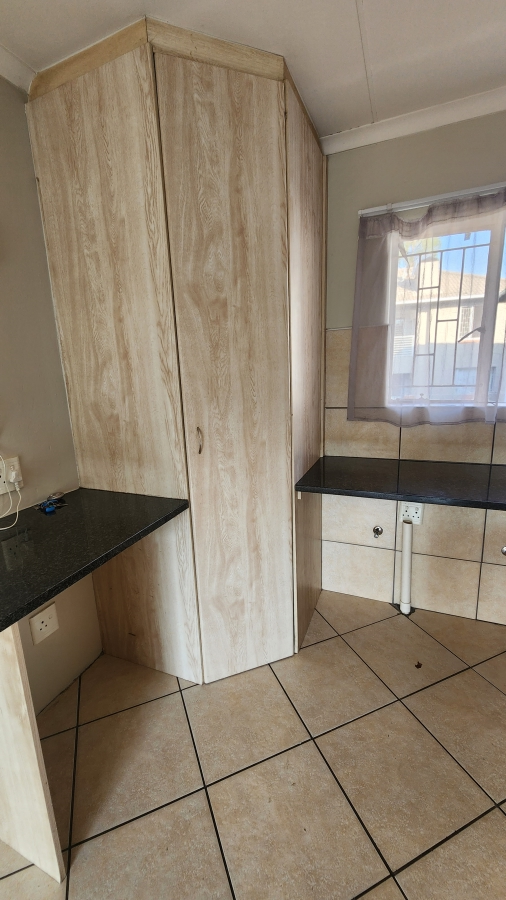 To Let 2 Bedroom Property for Rent in Florida Glen Gauteng