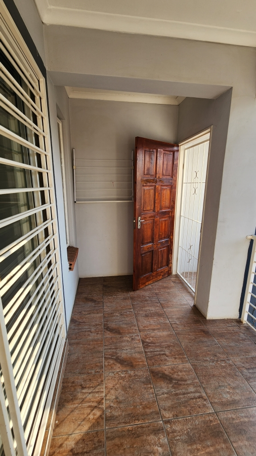 To Let 2 Bedroom Property for Rent in Florida Glen Gauteng