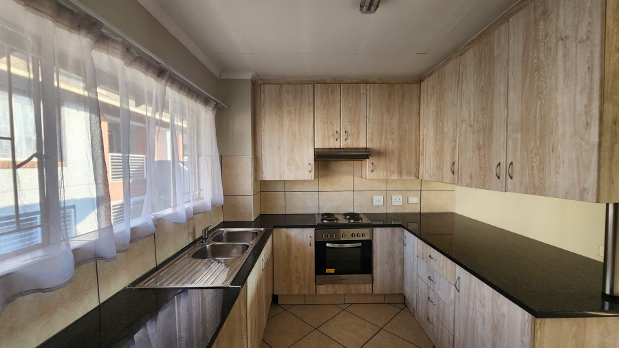 To Let 2 Bedroom Property for Rent in Florida Glen Gauteng