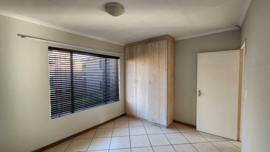 To Let 2 Bedroom Property for Rent in Florida Glen Gauteng