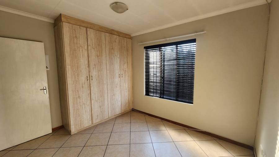 To Let 2 Bedroom Property for Rent in Florida Glen Gauteng