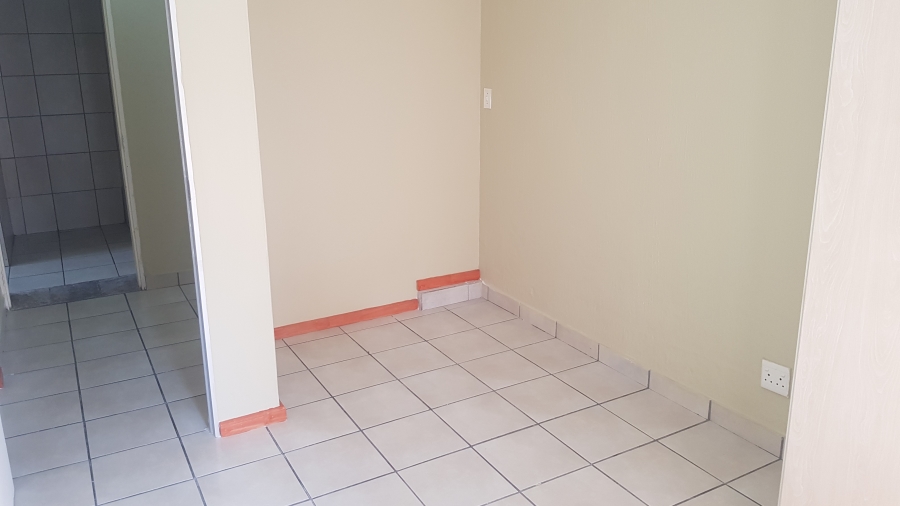 To Let 2 Bedroom Property for Rent in Bromhof Gauteng