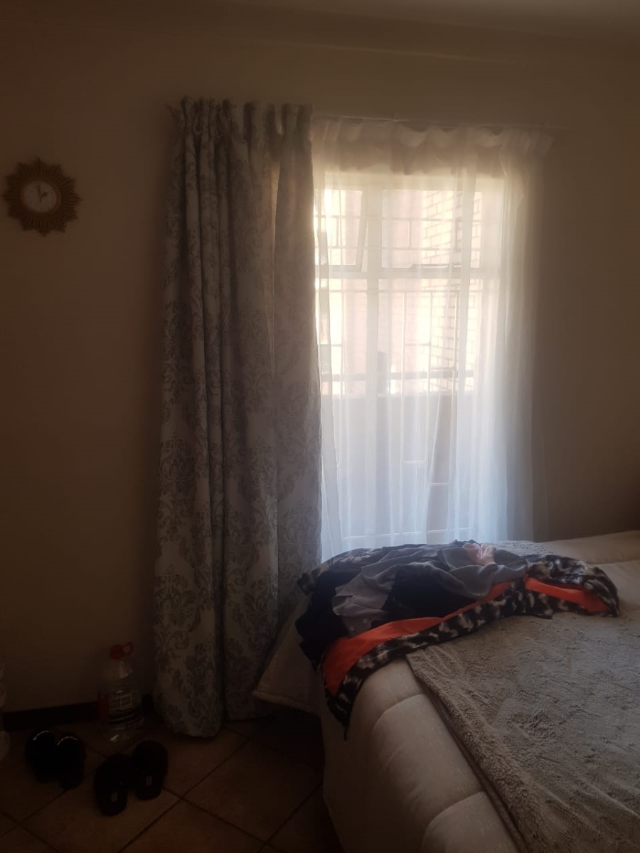 Room for rent in Die Hoewes Gauteng. Listed by PropertyCentral