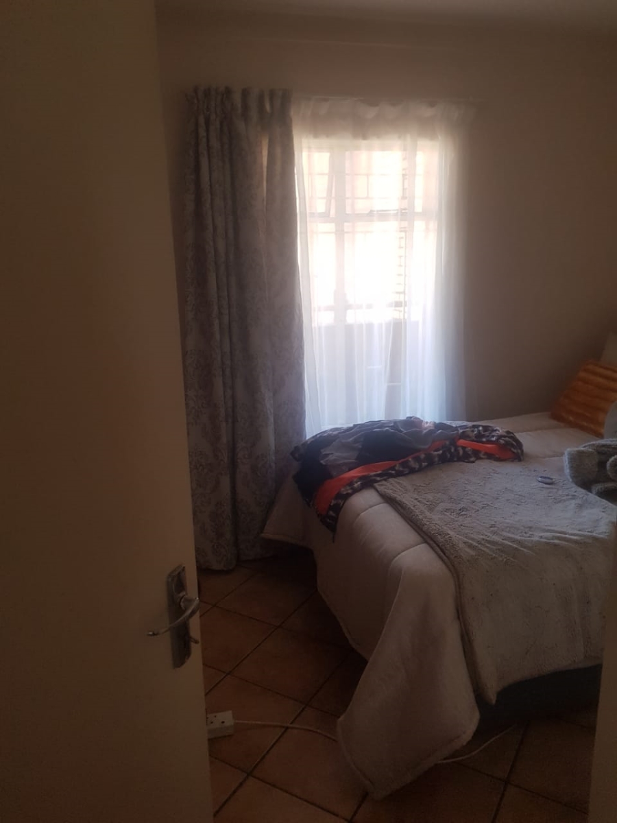 Room for rent in Die Hoewes Gauteng. Listed by PropertyCentral