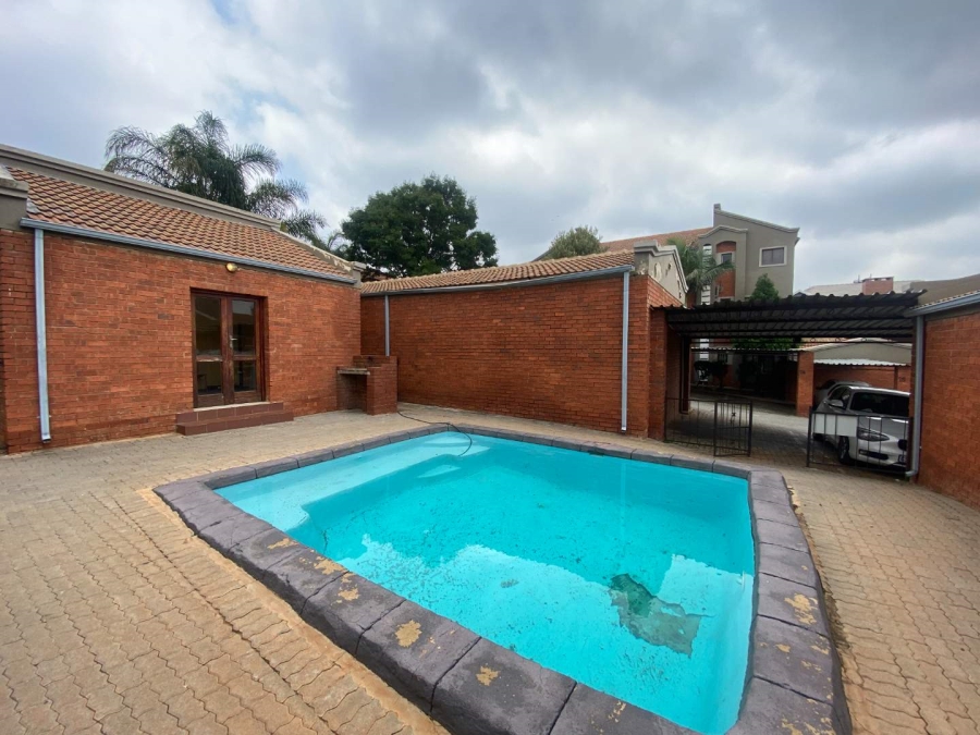 To Let 2 Bedroom Property for Rent in Little Falls Gauteng