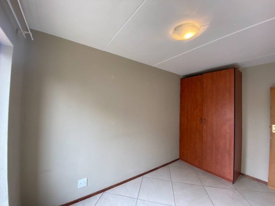 To Let 2 Bedroom Property for Rent in Little Falls Gauteng