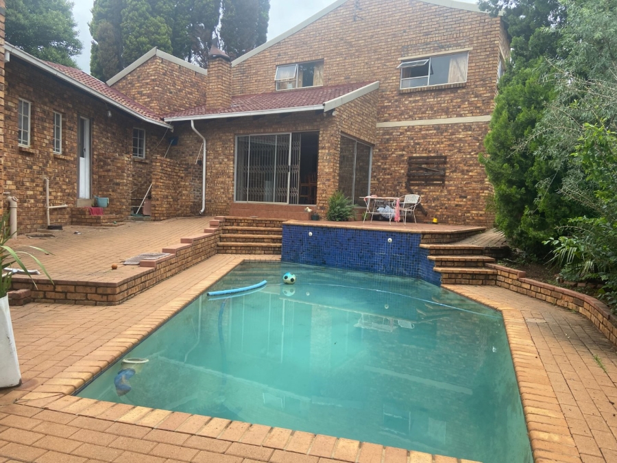 6 Bedroom Property for Sale in Zwartkop Gauteng
