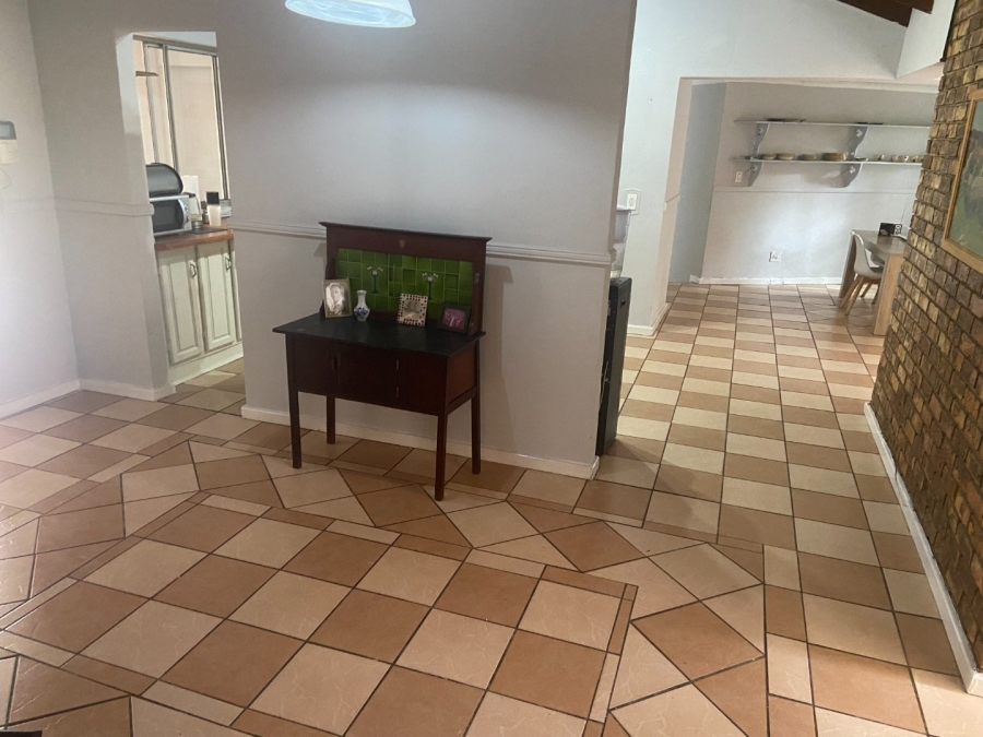 6 Bedroom Property for Sale in Zwartkop Gauteng