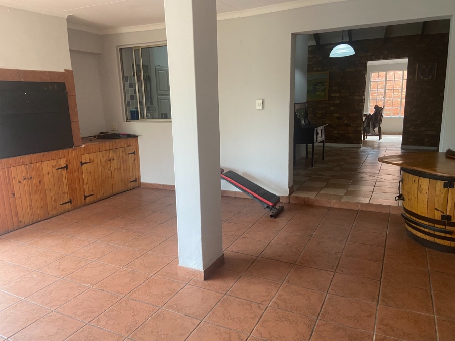6 Bedroom Property for Sale in Zwartkop Gauteng