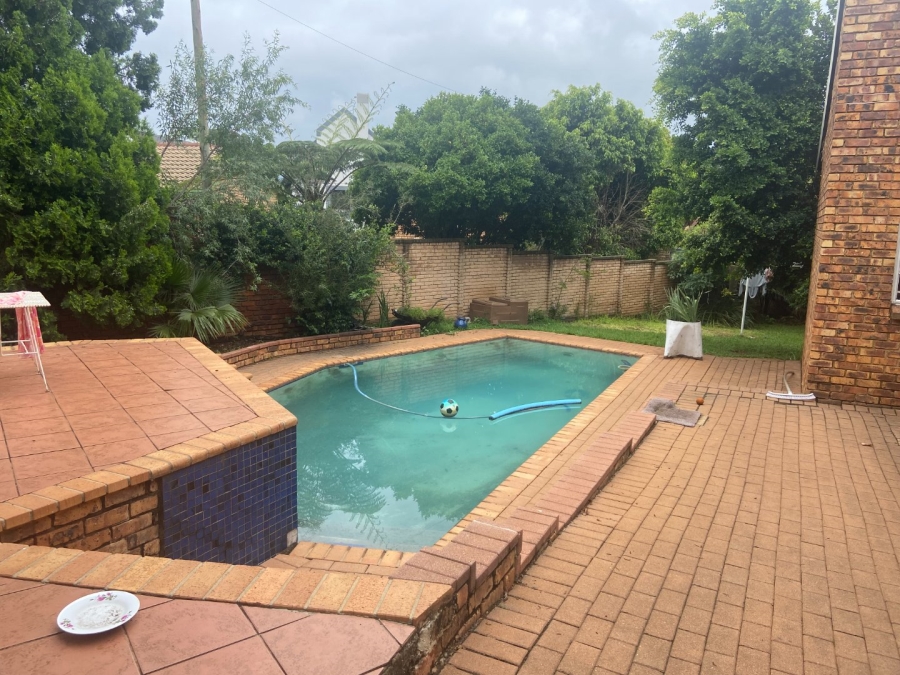 6 Bedroom Property for Sale in Zwartkop Gauteng