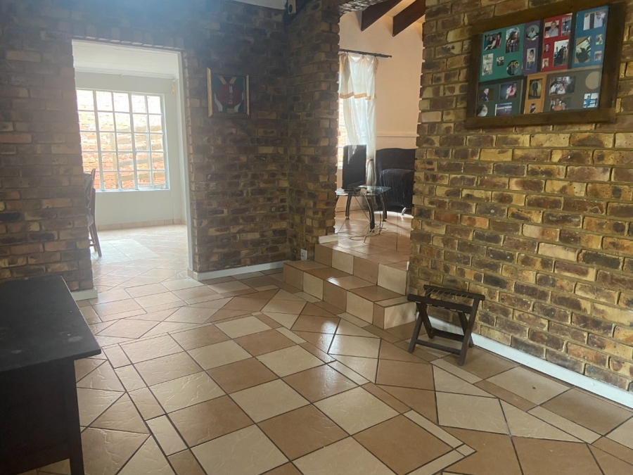 6 Bedroom Property for Sale in Zwartkop Gauteng