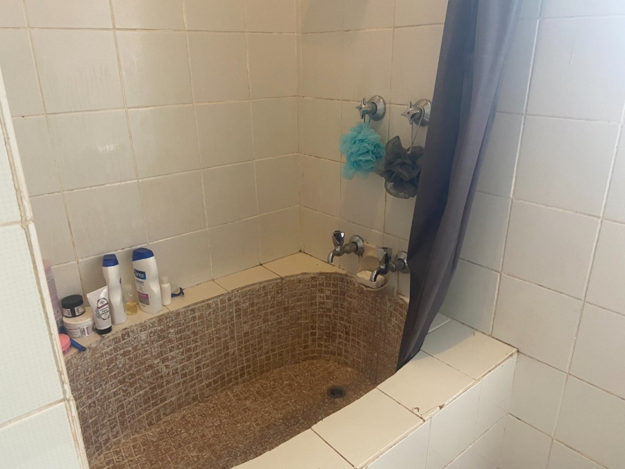 6 Bedroom Property for Sale in Zwartkop Gauteng