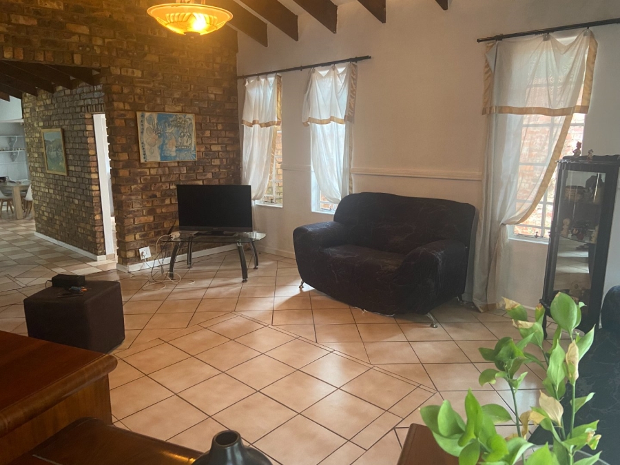 6 Bedroom Property for Sale in Zwartkop Gauteng