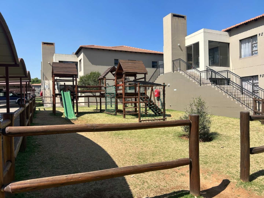 To Let 2 Bedroom Property for Rent in Goedeburg Gauteng