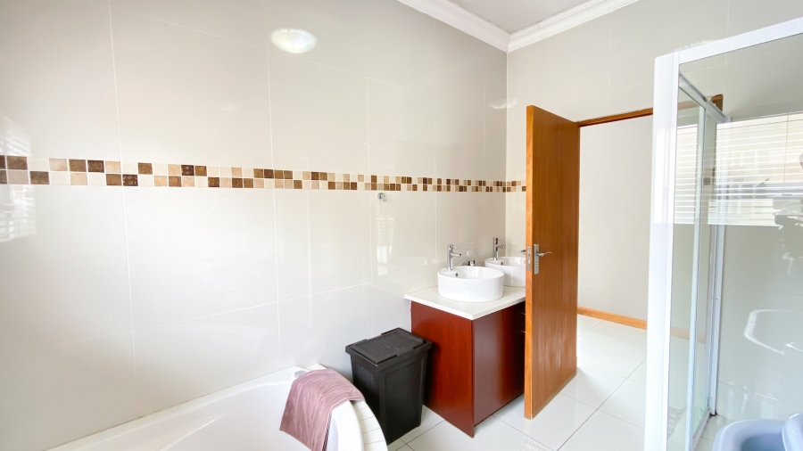 5 Bedroom Property for Sale in Theresa Park Gauteng