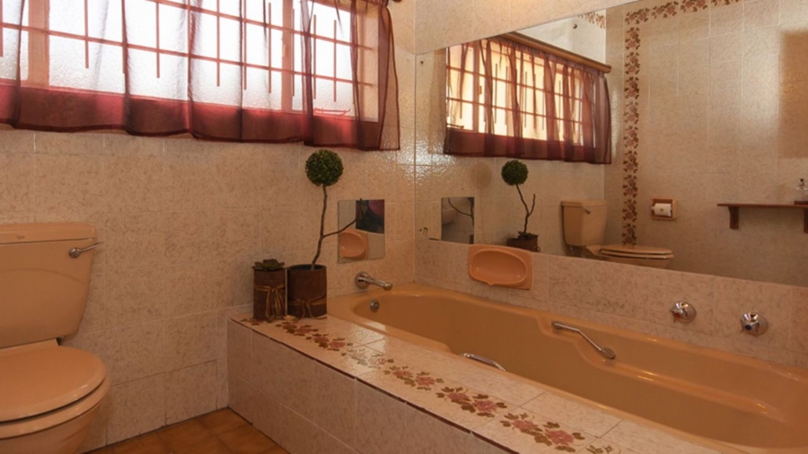 6 Bedroom Property for Sale in Glen Austin Gauteng