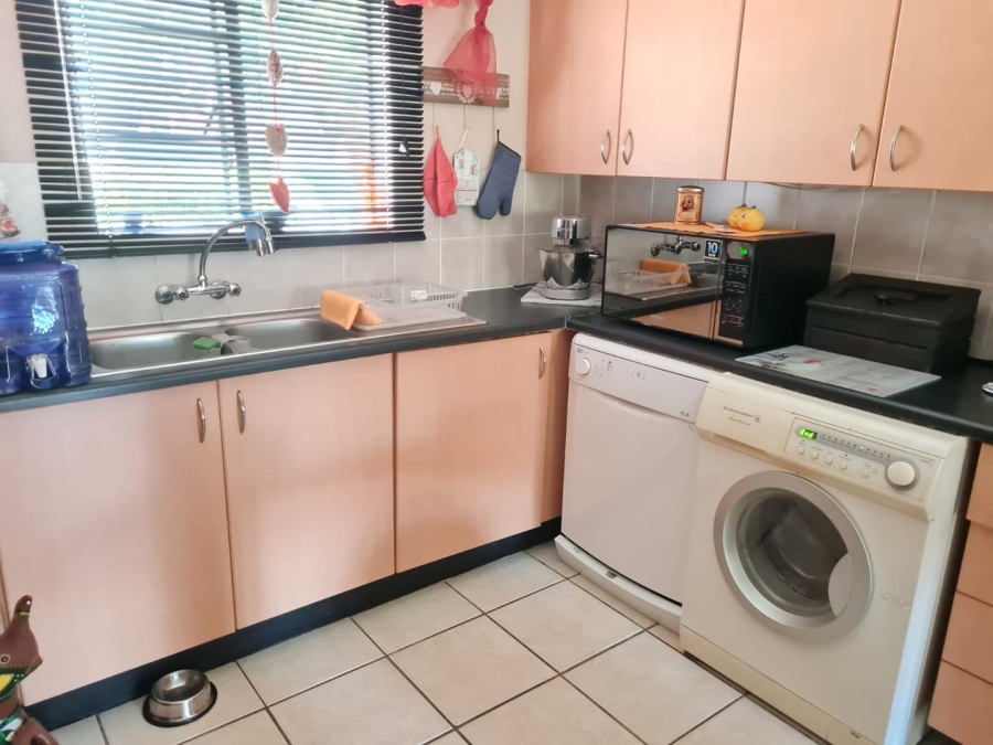 2 Bedroom Property for Sale in Rooihuiskraal North Gauteng