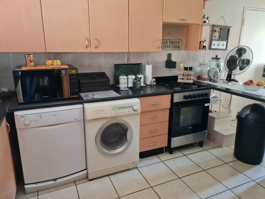 2 Bedroom Property for Sale in Rooihuiskraal North Gauteng