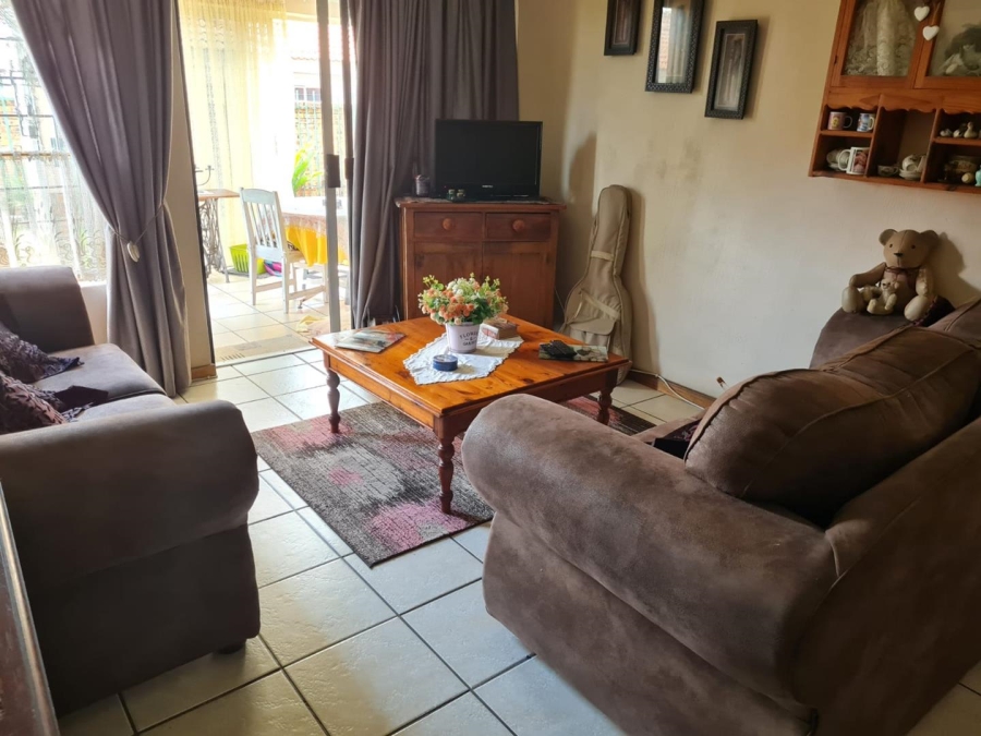 2 Bedroom Property for Sale in Rooihuiskraal North Gauteng
