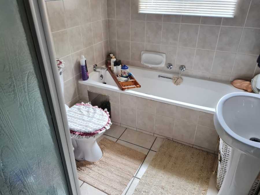 2 Bedroom Property for Sale in Rooihuiskraal North Gauteng