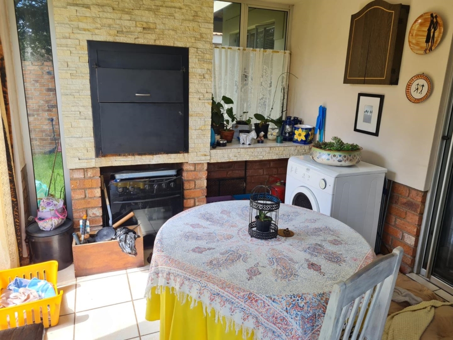 2 Bedroom Property for Sale in Rooihuiskraal North Gauteng