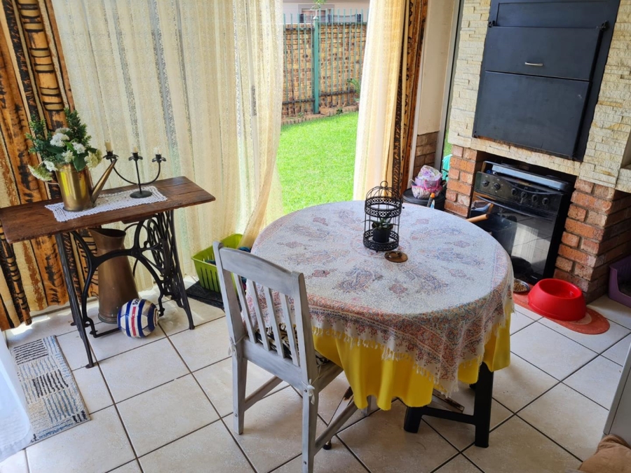 2 Bedroom Property for Sale in Rooihuiskraal North Gauteng