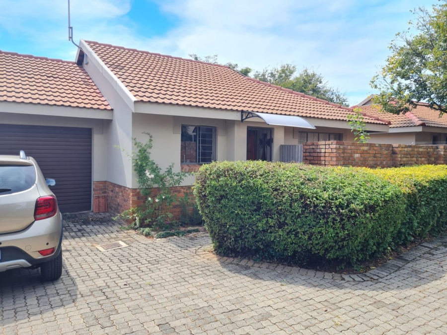 2 Bedroom Property for Sale in Rooihuiskraal North Gauteng