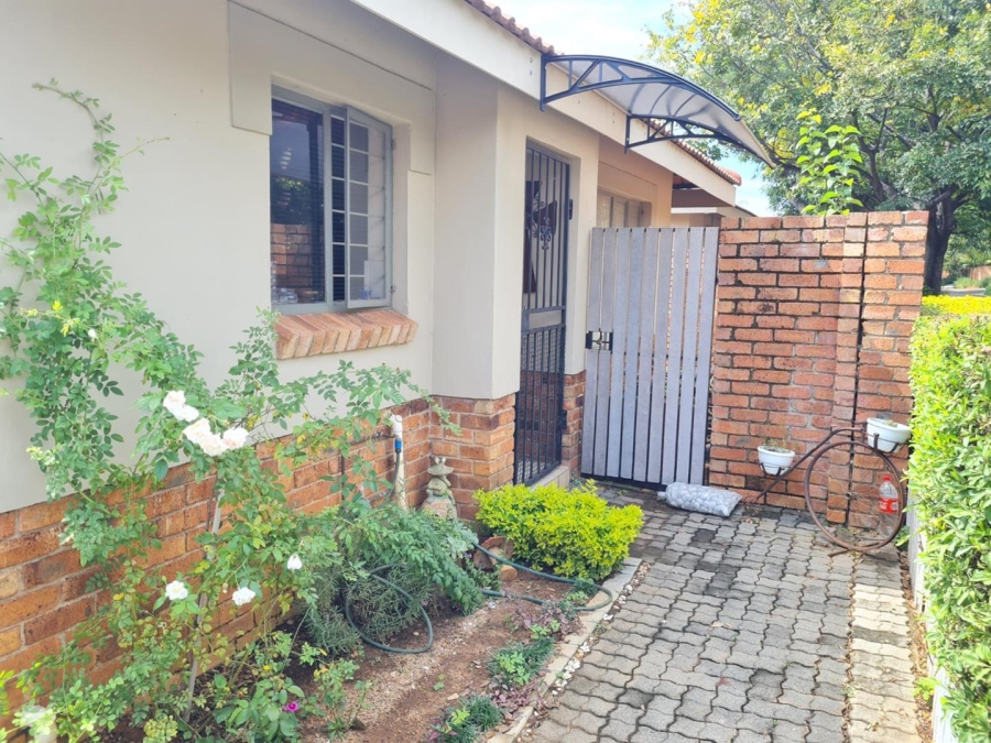 2 Bedroom Property for Sale in Rooihuiskraal North Gauteng