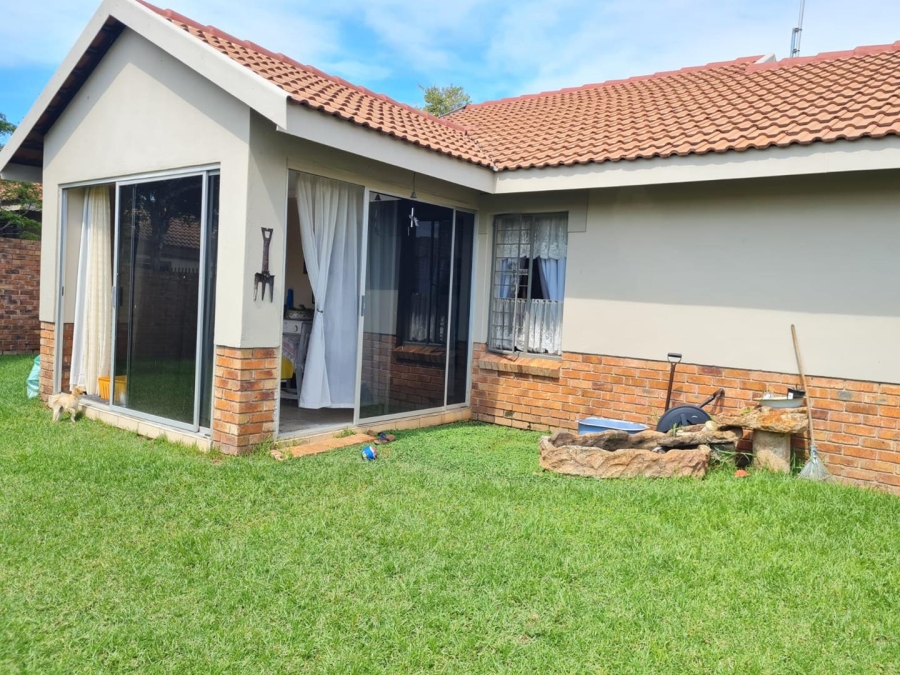 2 Bedroom Property for Sale in Rooihuiskraal North Gauteng