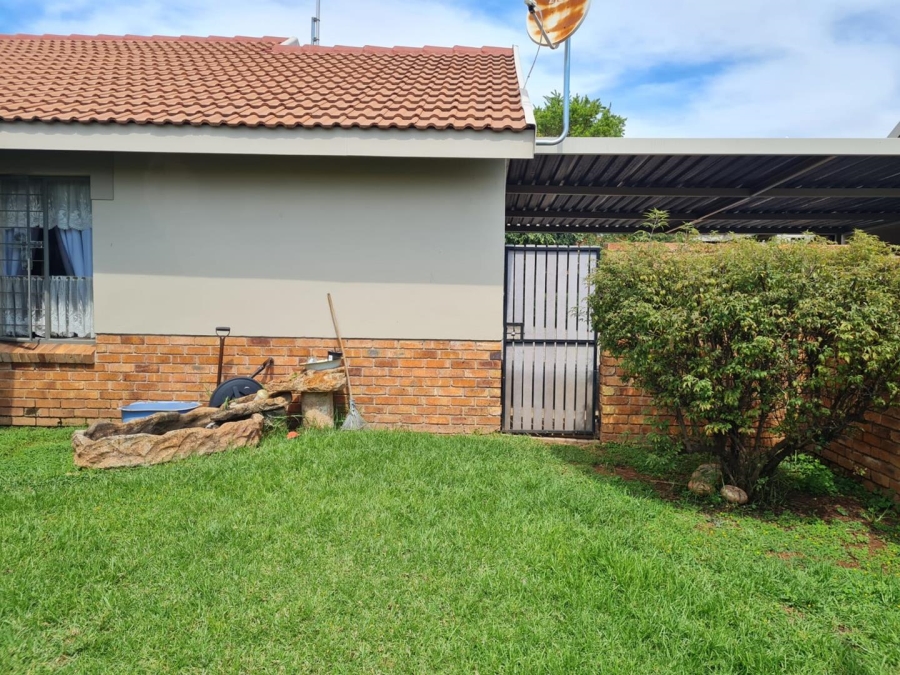 2 Bedroom Property for Sale in Rooihuiskraal North Gauteng