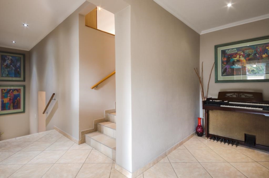 5 Bedroom Property for Sale in Linmeyer Gauteng
