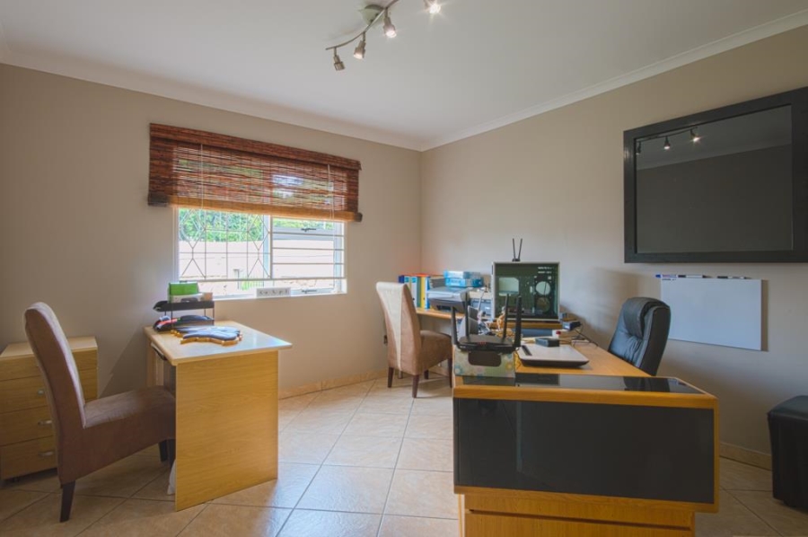 5 Bedroom Property for Sale in Linmeyer Gauteng