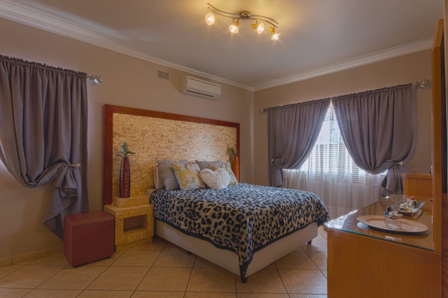5 Bedroom Property for Sale in Linmeyer Gauteng