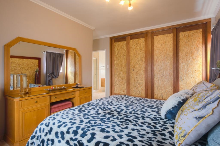 5 Bedroom Property for Sale in Linmeyer Gauteng