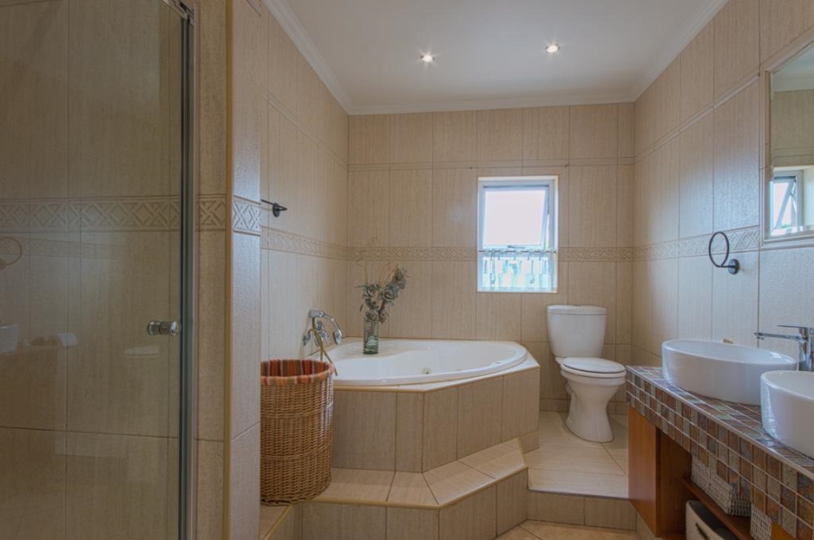 5 Bedroom Property for Sale in Linmeyer Gauteng