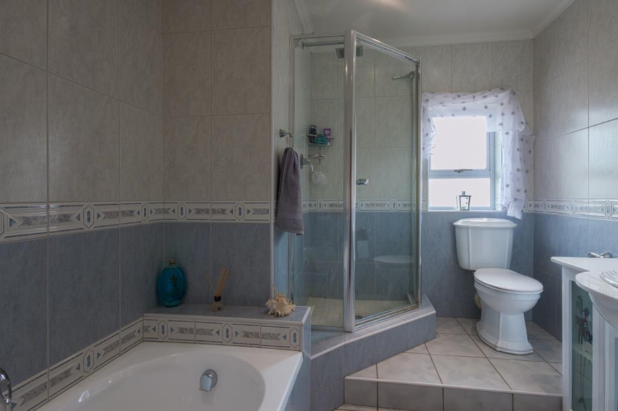 5 Bedroom Property for Sale in Linmeyer Gauteng