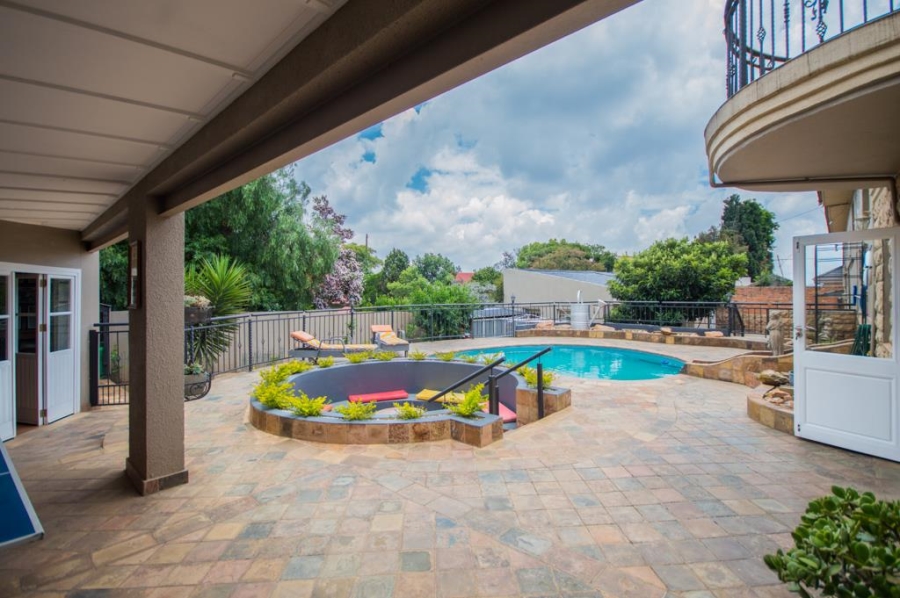 5 Bedroom Property for Sale in Linmeyer Gauteng