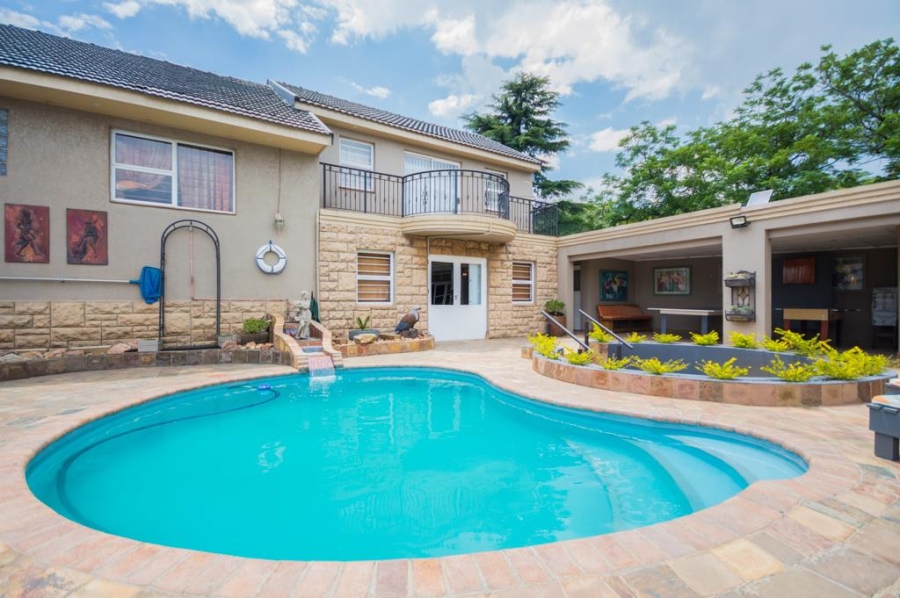 5 Bedroom Property for Sale in Linmeyer Gauteng
