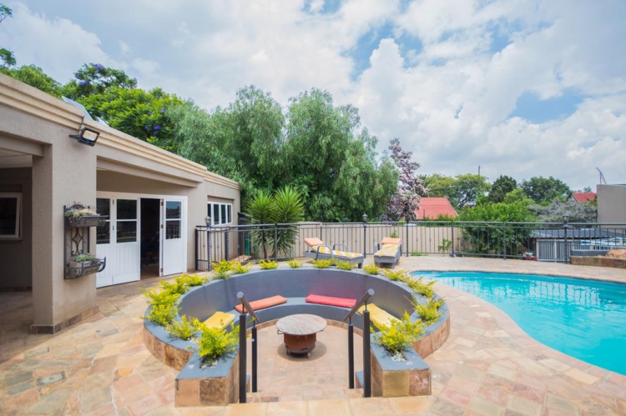 5 Bedroom Property for Sale in Linmeyer Gauteng
