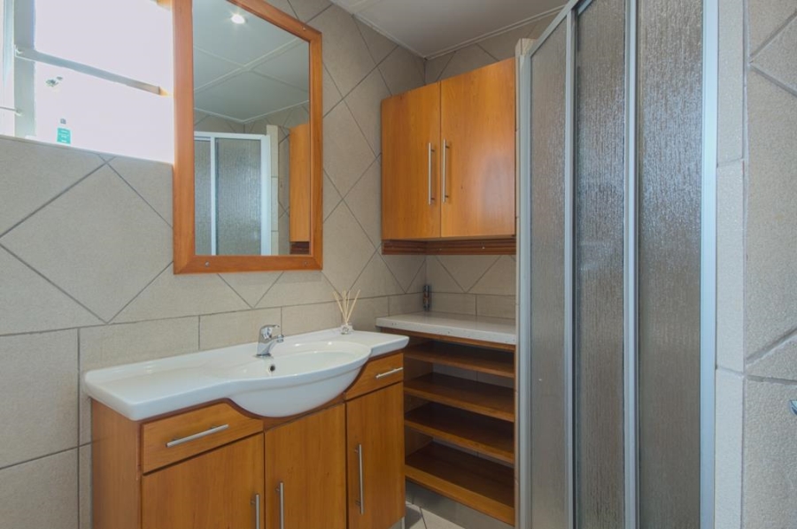 5 Bedroom Property for Sale in Linmeyer Gauteng