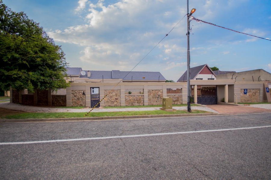 5 Bedroom Property for Sale in Linmeyer Gauteng