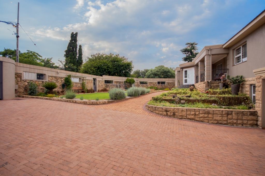 5 Bedroom Property for Sale in Linmeyer Gauteng