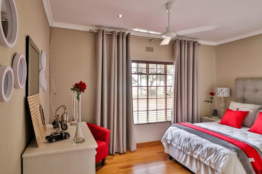 6 Bedroom Property for Sale in Eikenhof Gauteng