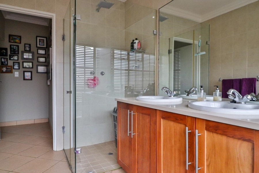 6 Bedroom Property for Sale in Eikenhof Gauteng