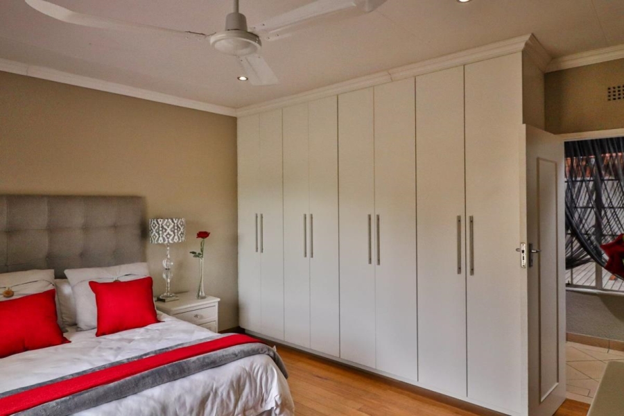 6 Bedroom Property for Sale in Eikenhof Gauteng