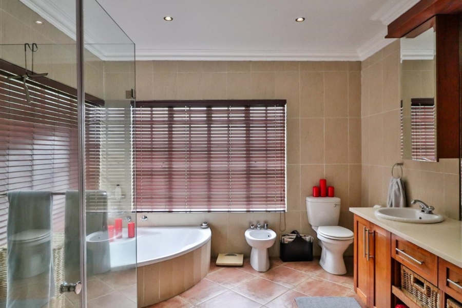 6 Bedroom Property for Sale in Eikenhof Gauteng