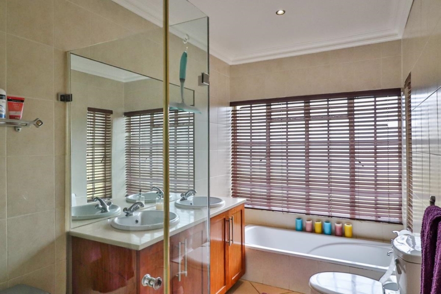 6 Bedroom Property for Sale in Eikenhof Gauteng