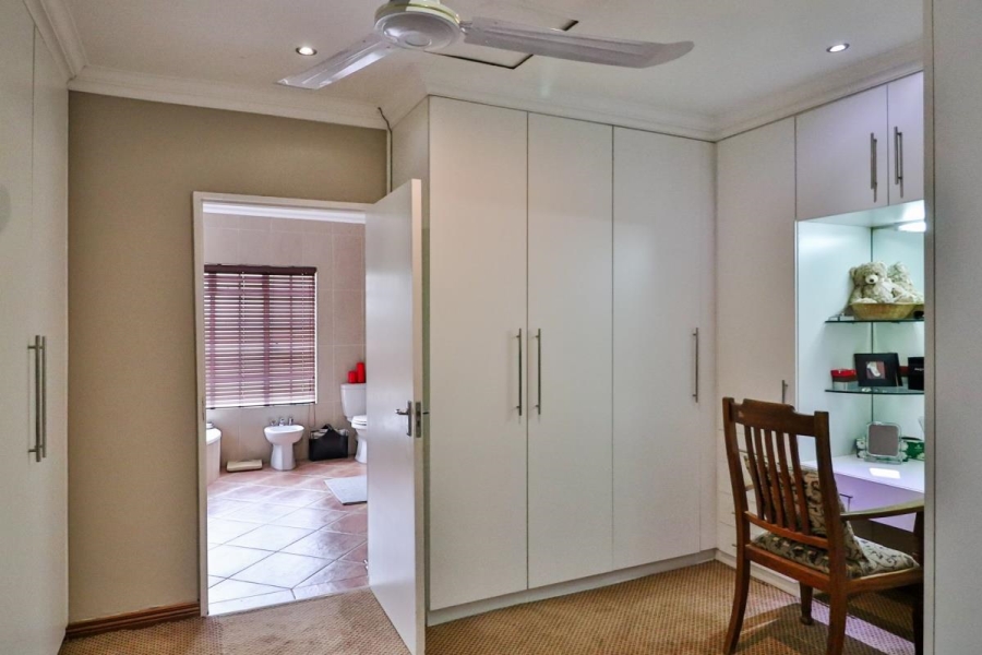 6 Bedroom Property for Sale in Eikenhof Gauteng
