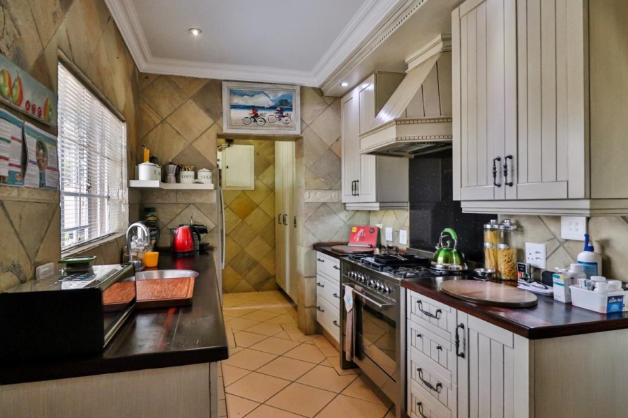 6 Bedroom Property for Sale in Eikenhof Gauteng